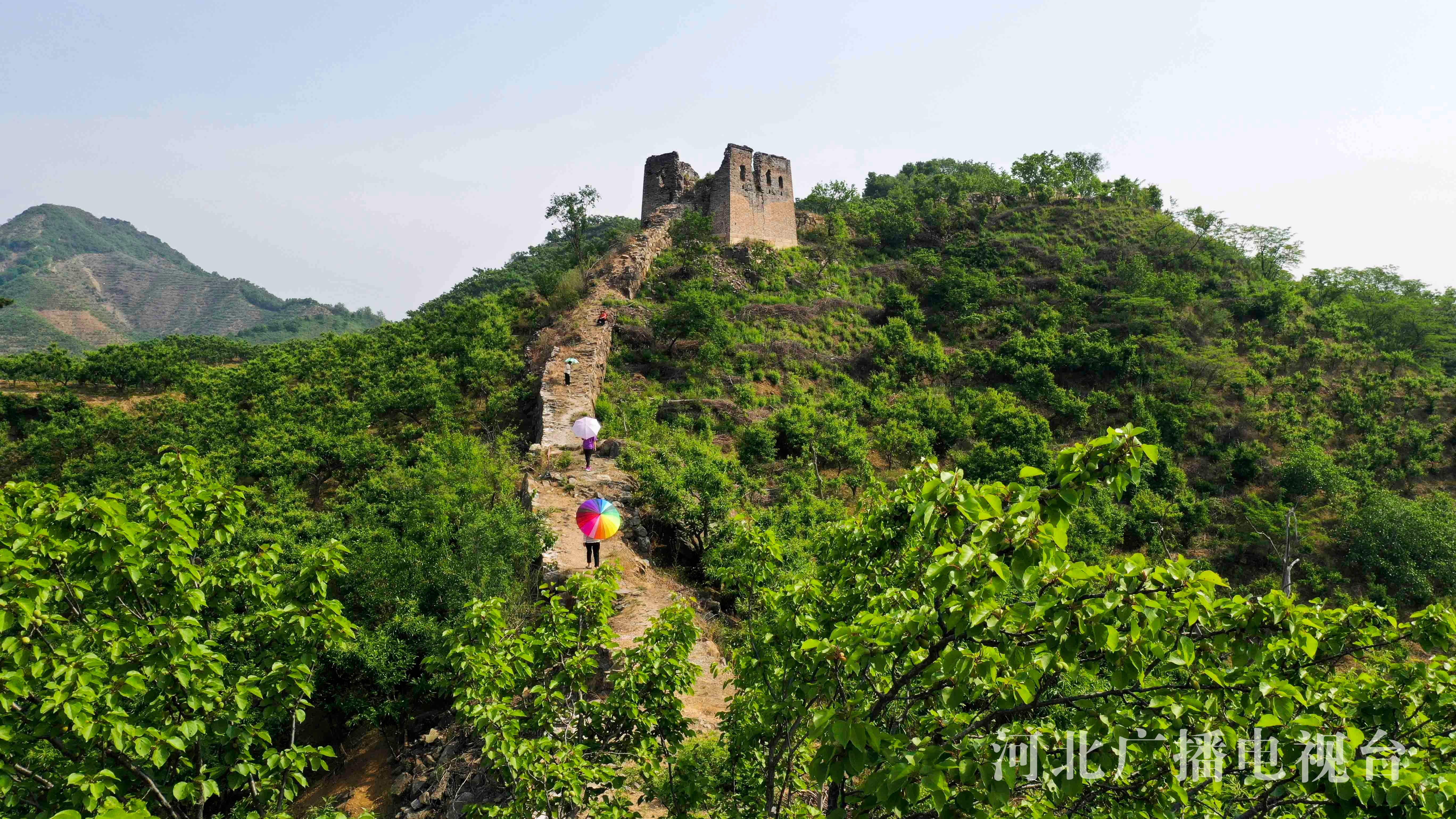 河北遵化游览古长城乐享旅游日