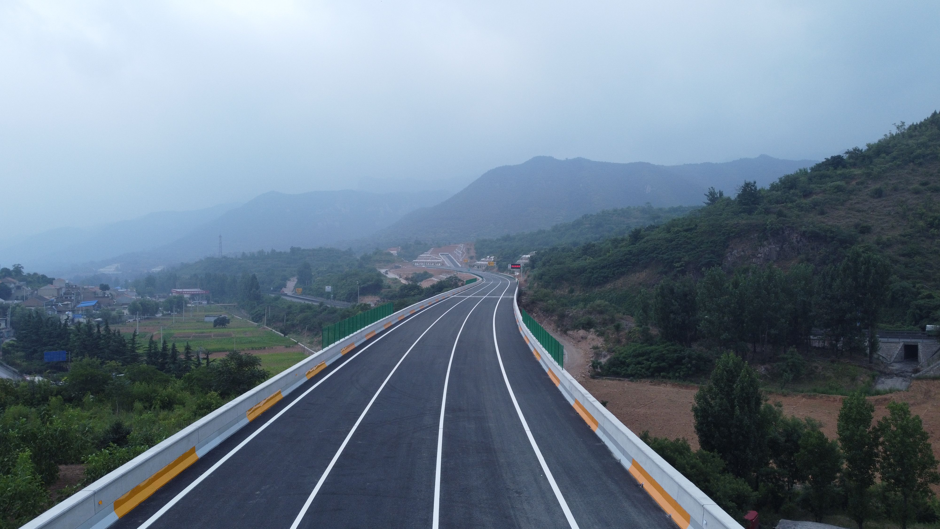 青兰高速,是国家高速公路网18条东西横线的第6横,是贯通我国东,中