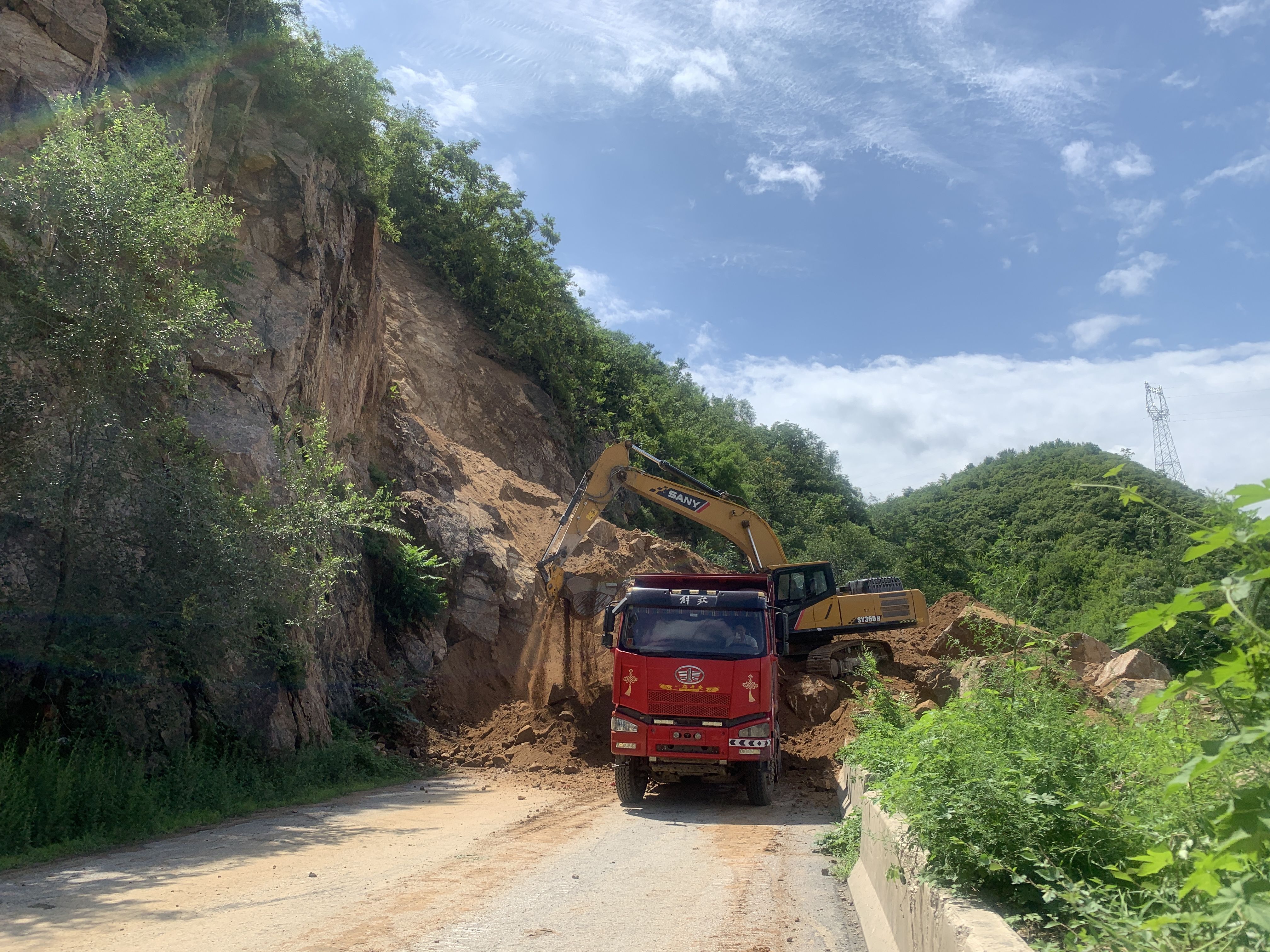国道g338海天线平山长桑段突发山体塌方预计明天抢通