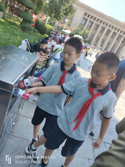 石家庄市东苑小学二五中队开展"垃圾分类我先行"主题实践活动