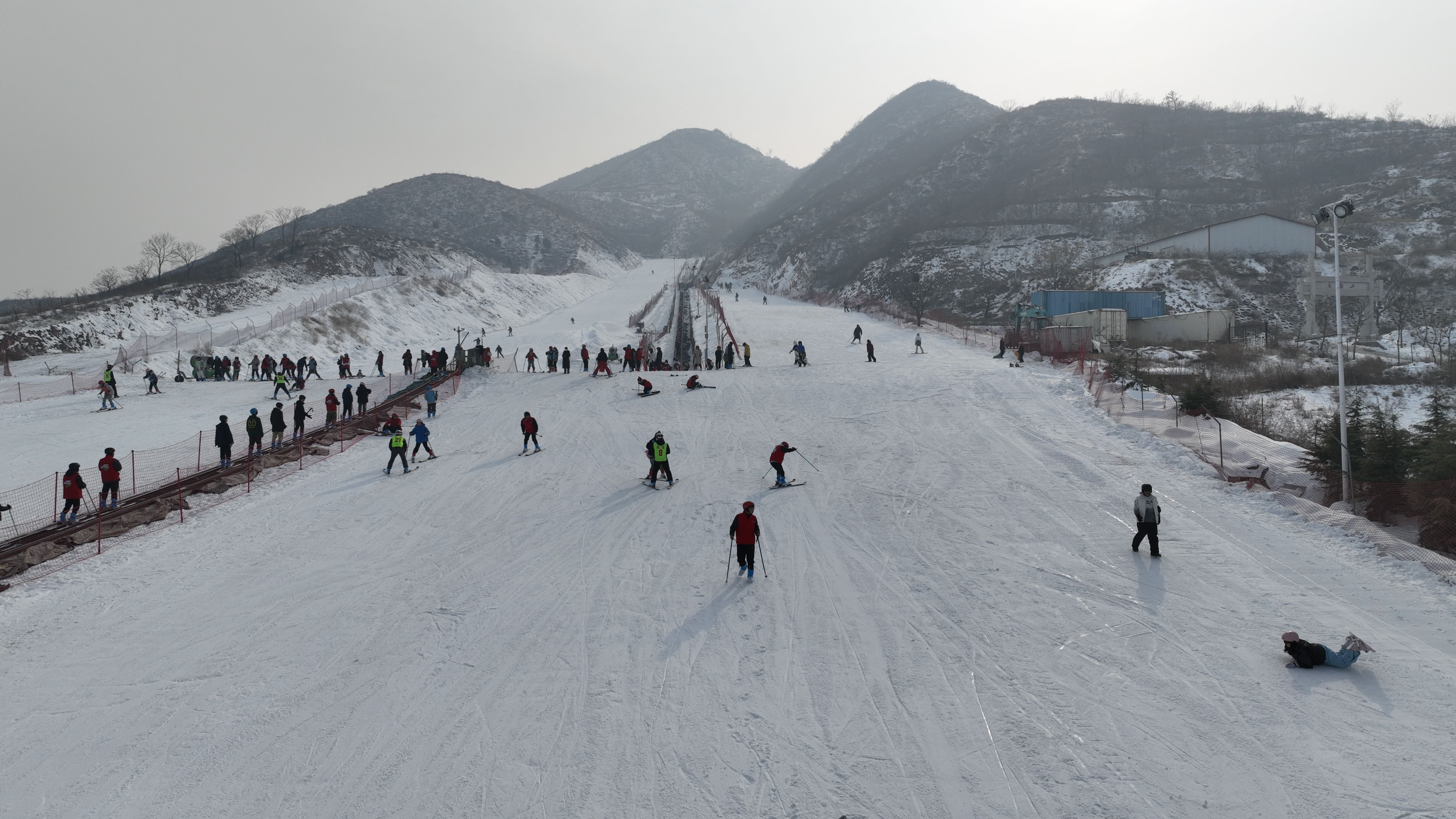 石家庄元氏县:元旦冰雪狂欢,无极山滑雪场掀起假日休闲新潮流