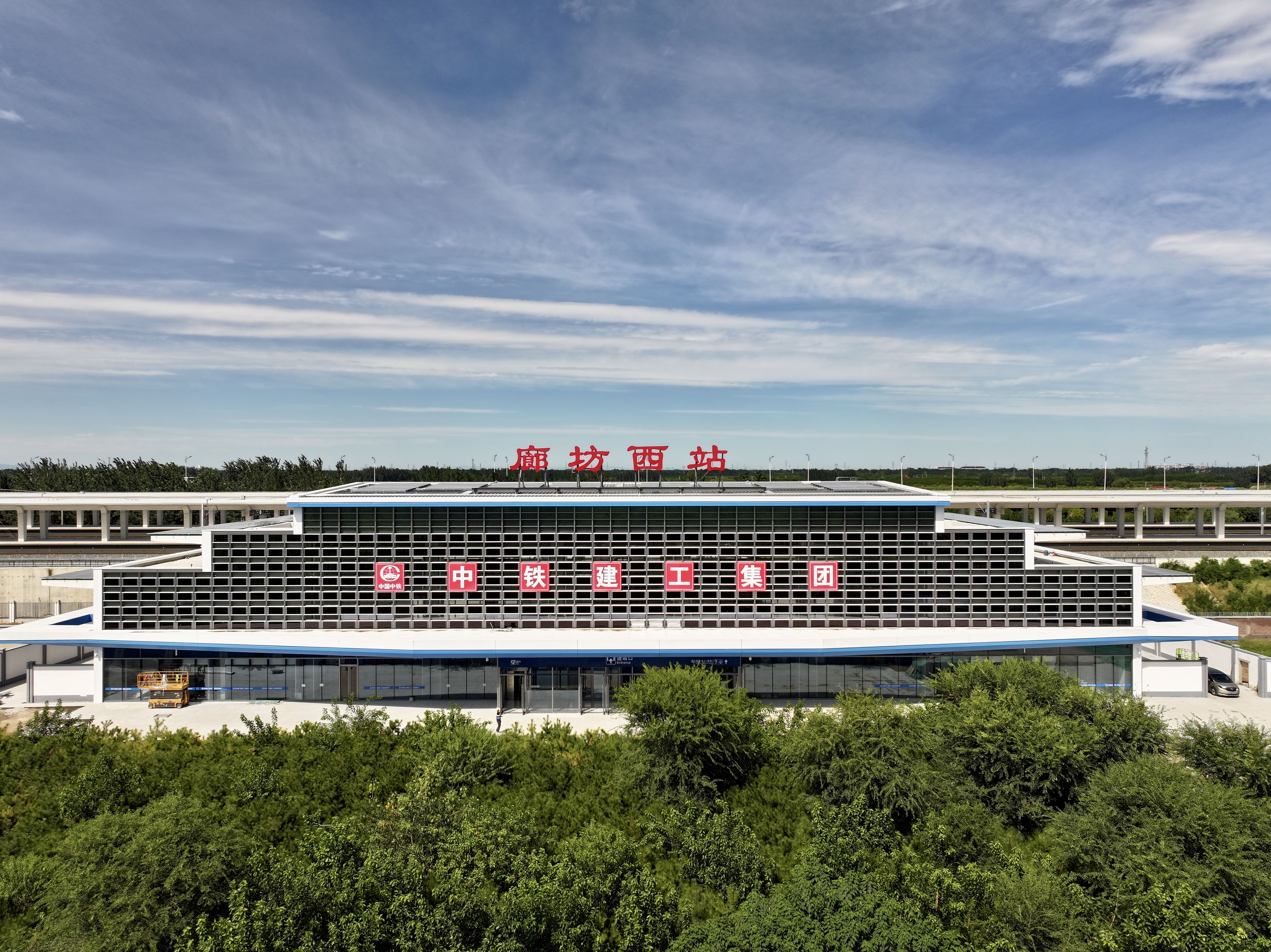 廊坊北站位于河北省廊坊市广阳区后王各庄村南,站房建筑面积19996平方