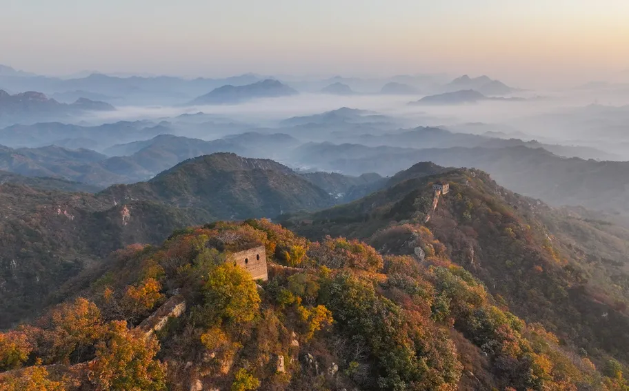 唐山遵化：秋晨长城美如画