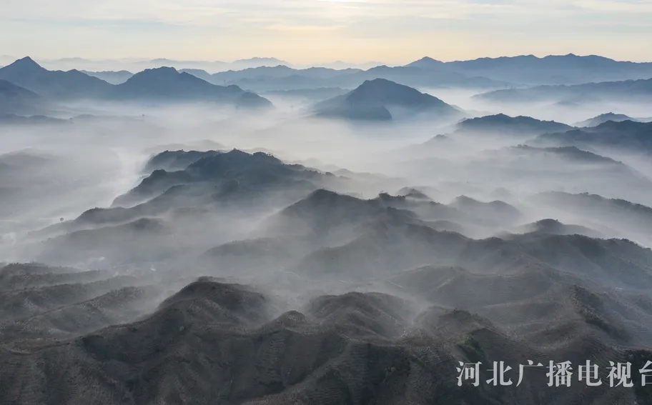 河北遵化：水墨山乡景如画