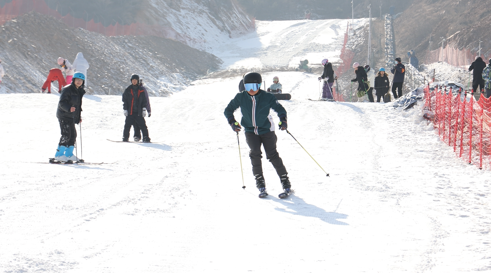石家庄市元氏县:无极山滑雪场引领冰雪运动新时尚