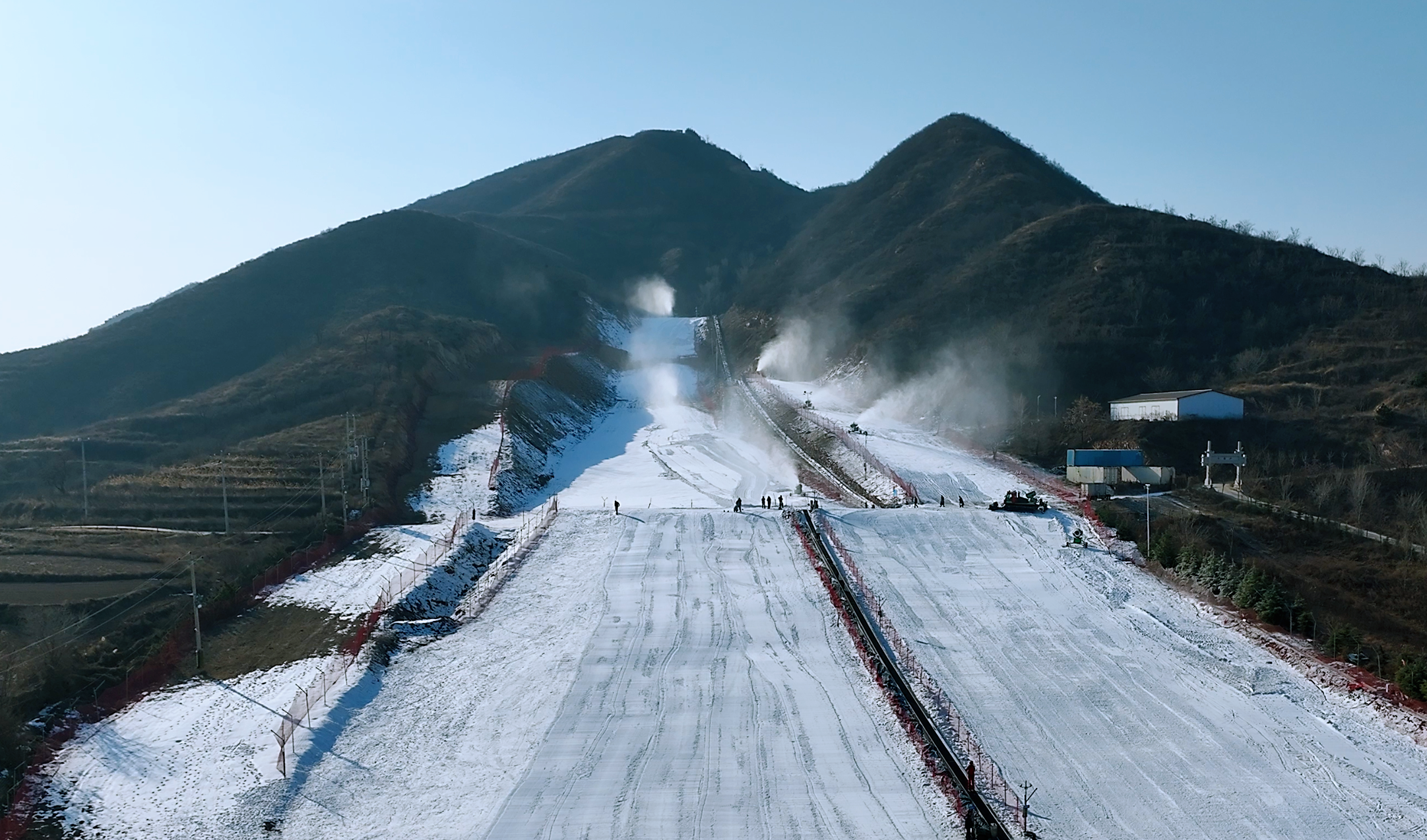 石家庄市元氏县:无极山滑雪场引领冰雪运动新时尚