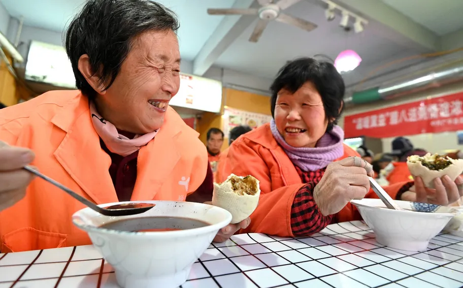 河北邯郸：爱心腊八粥 情暖环卫工