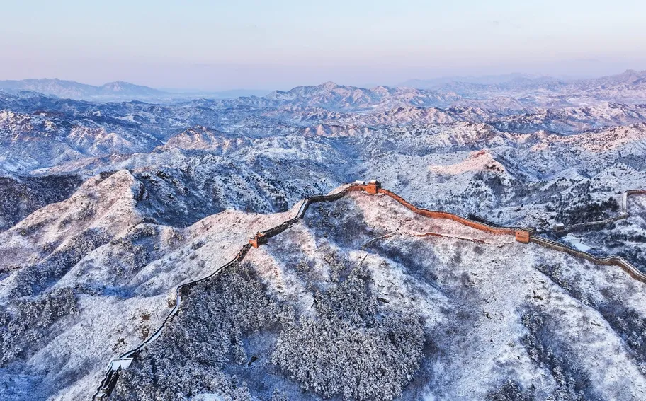 《美丽河北》慢直播丨快看！一场春雪竟泼出这般水墨盛景 # 承德 金山岭 ~这么近，那么美，周末到河北