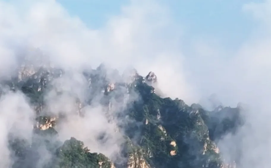 “冀”情山水 | 若隱若現(xiàn)的狼牙群峰，云起時是仙境，云散了便是人間~