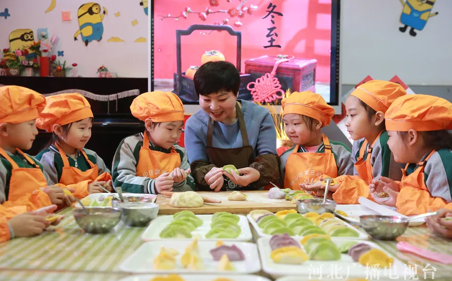 河北邯郸：萌娃巧手包彩饺 欢欢喜喜迎冬至
