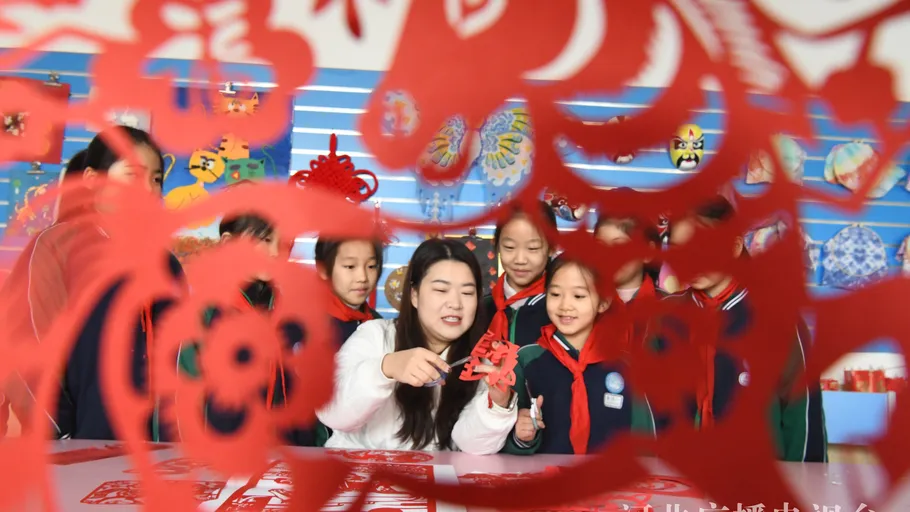 邯郸广平：巧手剪“马”迎新年