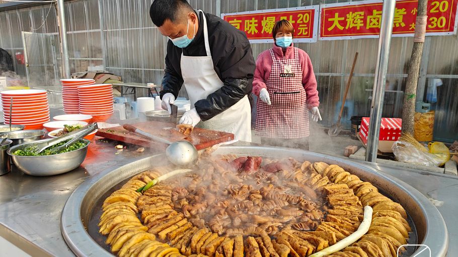保定易县绿菜地大集烟火升腾年味浓