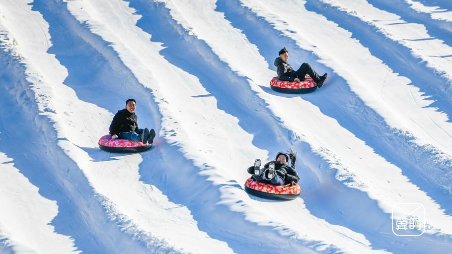 唐山迁西：凤凰山下滑雪热