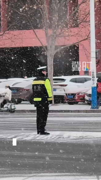 沧州交警：你在风雪中前行 我在路口为你坚守