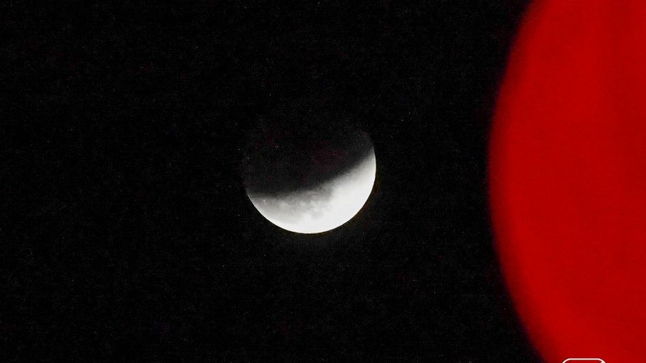 天宇上演月全食