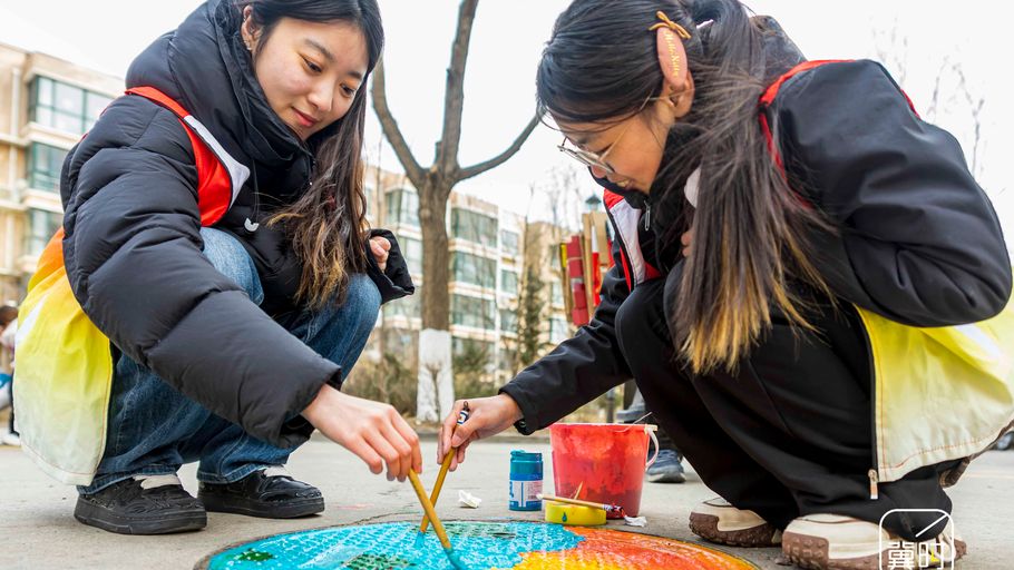 张家口：小区井盖披彩衣 地面画廊传文明