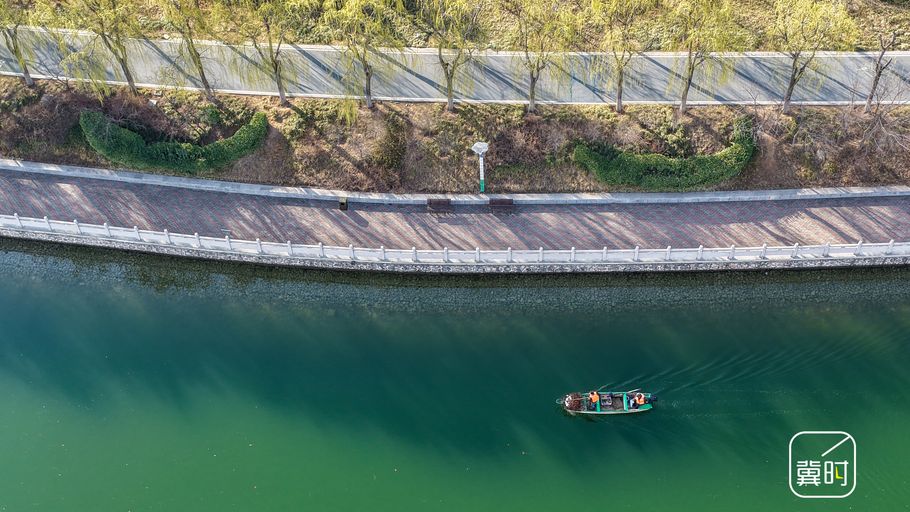 石家庄行唐：清理河道 美化家园