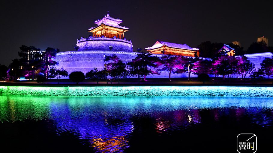 河北邯郸：流光溢彩迎“五一” 古城夜色醉游人