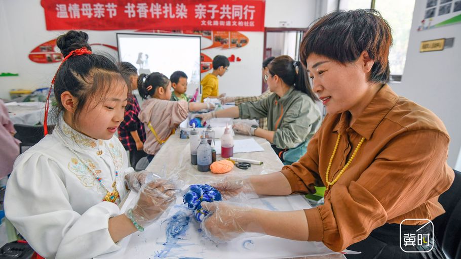 唐山遵化：亲子扎染共度“母亲节”