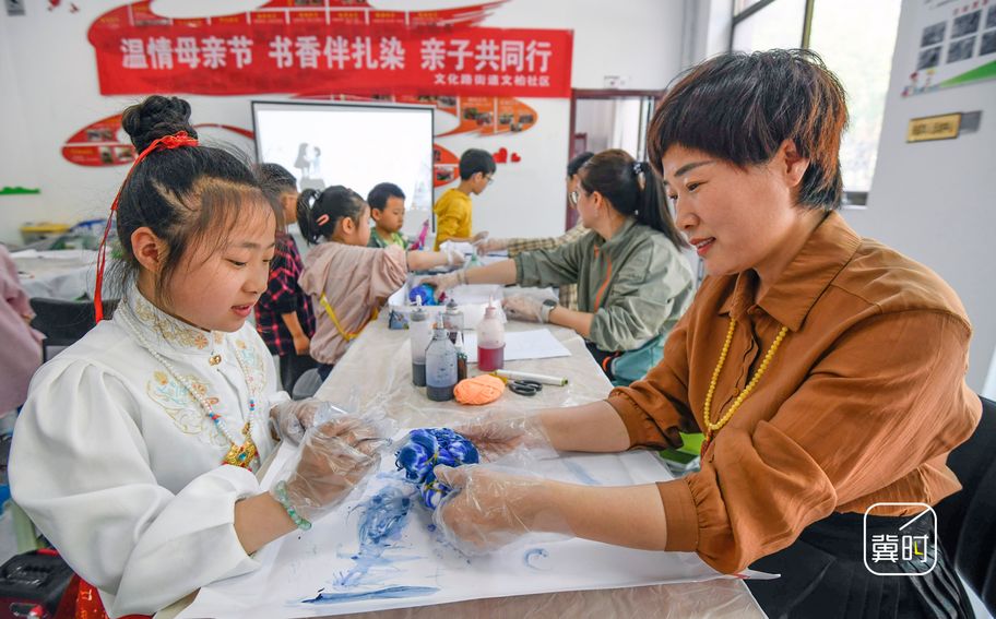 唐山遵化：亲子扎染共度“母亲节”