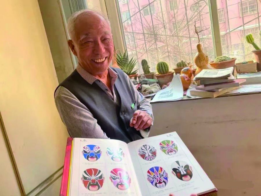 社区 曹爷爷展示他的作品