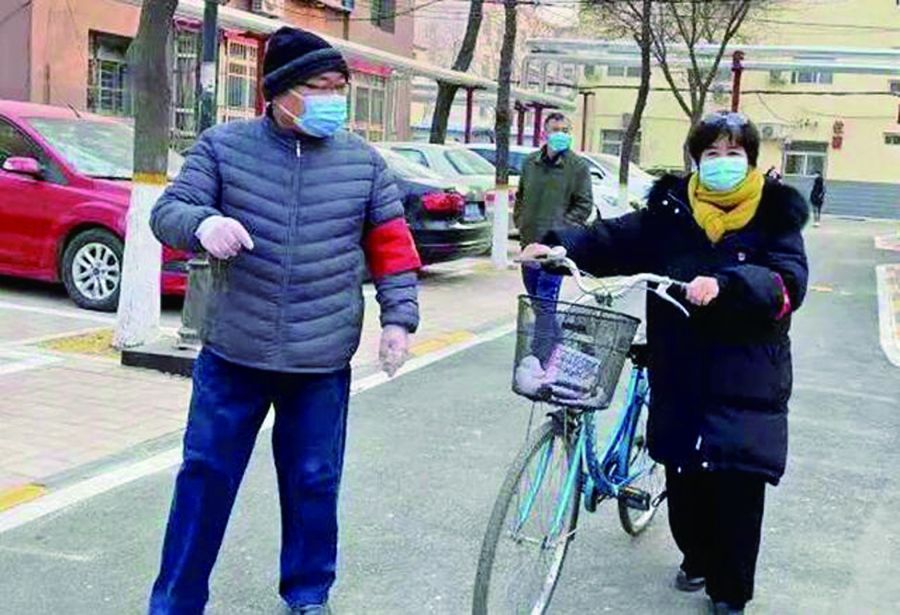 社区 常运茶（右）处理社区事务