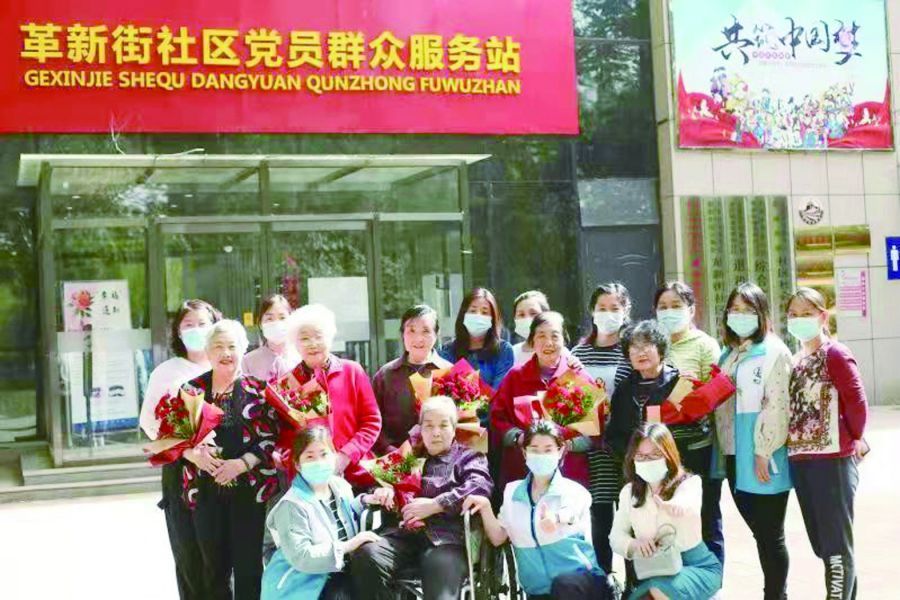 社区 迎接母亲节&mdash;&mdash;他们帮&ldquo;妈妈&rdquo;化妆，留住幸福容颜