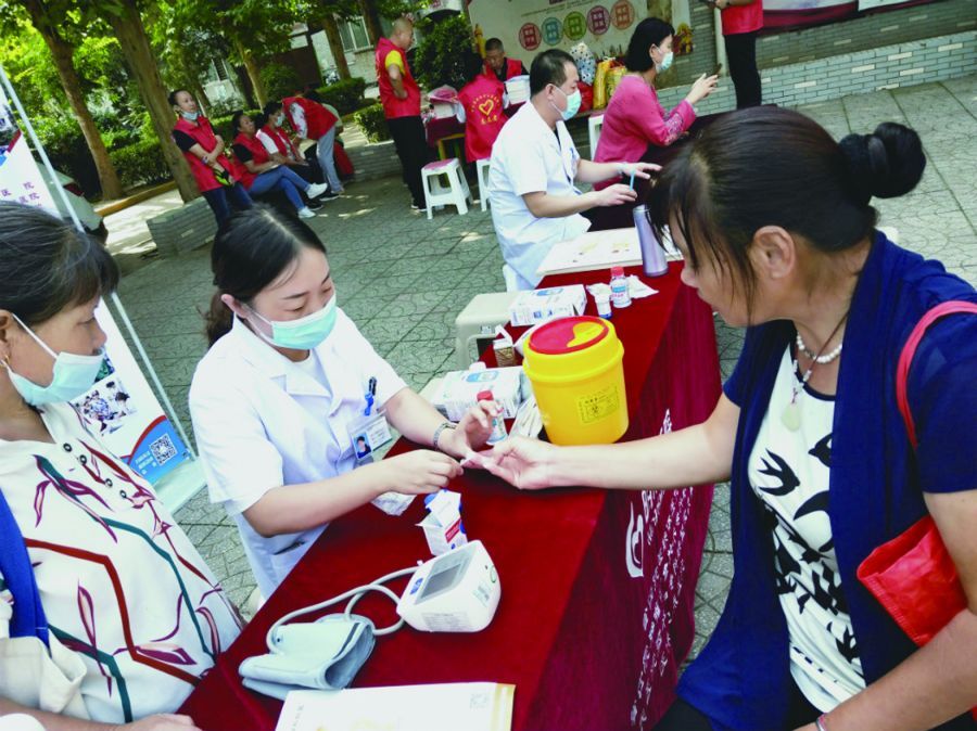 社区 新华区帮扶志愿队组织爱心捐赠