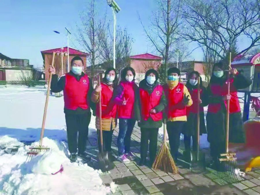 社区 吴淑敏率领居委会干部清扫积雪