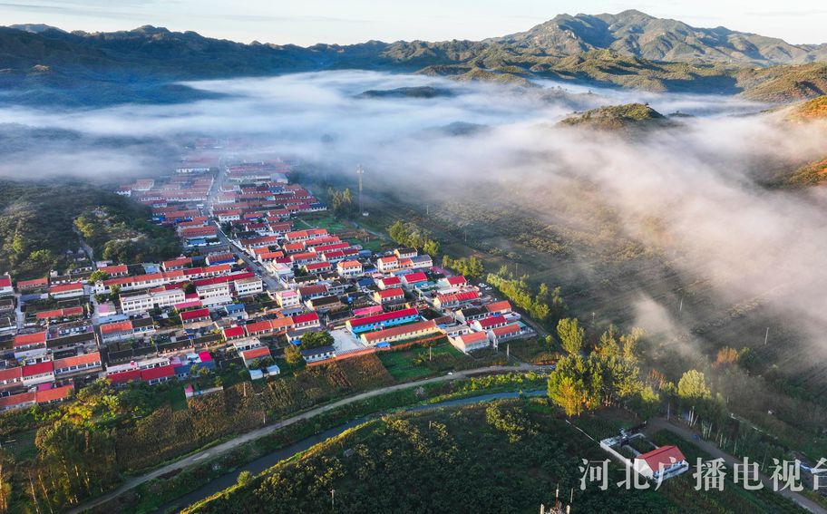 河北遵化：秋日山乡晨景如画