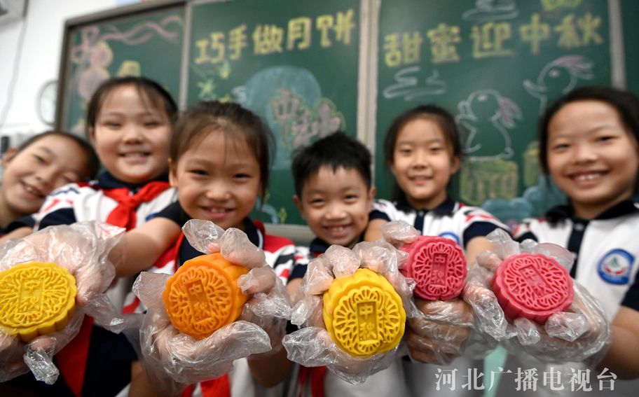 【网络中国节 · 中秋】河北邯郸：巧手做月饼 甜蜜迎中秋