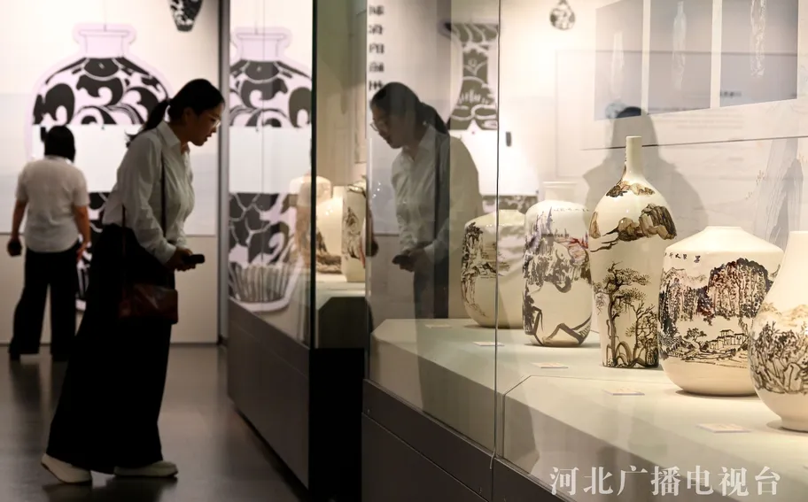 “磁繪盛世·韻耀華章”——慶祝新中國成立75周年文化名家磁州窯精品展在河北邯鄲開展