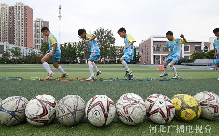 河北邯郸：足球游戏 快乐校园