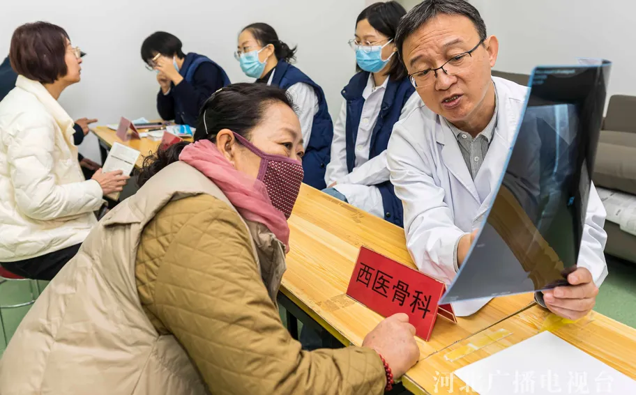 张家口：初冬健康行 义诊送温情