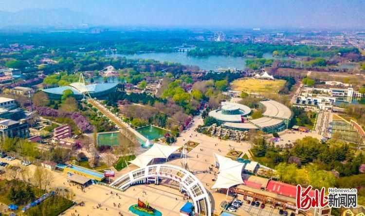 2022年4月4日拍摄的河北省石家庄植物园。春日里，石家庄植物园花卉竞相开放，游客流连于花丛中，亲近自然，享受美好春光。河北日报记者霍艳恩摄