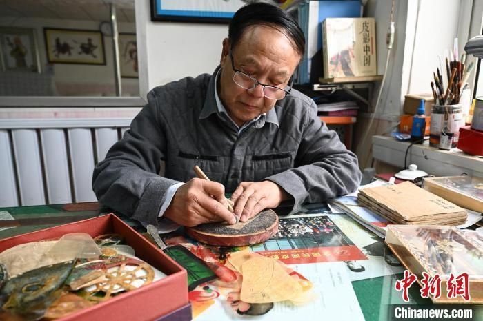 河北古稀皮影人幕布后的执着：让“土艺术”进校园出国门