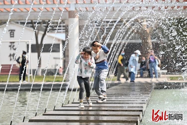 2022年4月4日，小朋友们在石家庄植物园游玩。河北日报记者霍艳恩摄