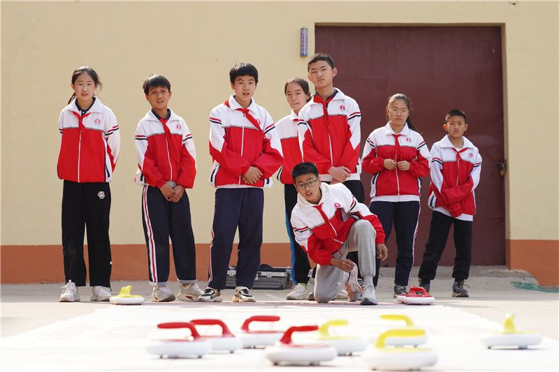4月18日，河北省邢台市内丘县实验小学学生在操场上练习陆地冰壶。