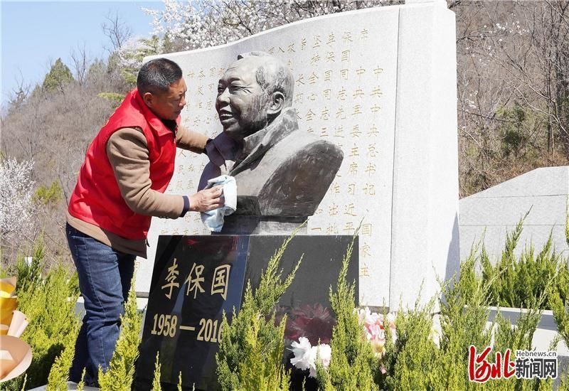 4月2日，内丘县“李保国128技术服务队”队员，来到李保国纪念碑前表达哀思。队员们表示，要秉承李保国遗志，在乡村振兴中再立新功。 河北日报通讯员刘继东摄
