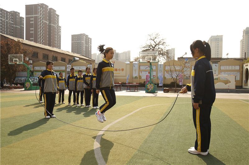 4月18日，河北省邢台市南园路小学学生在跳绳。