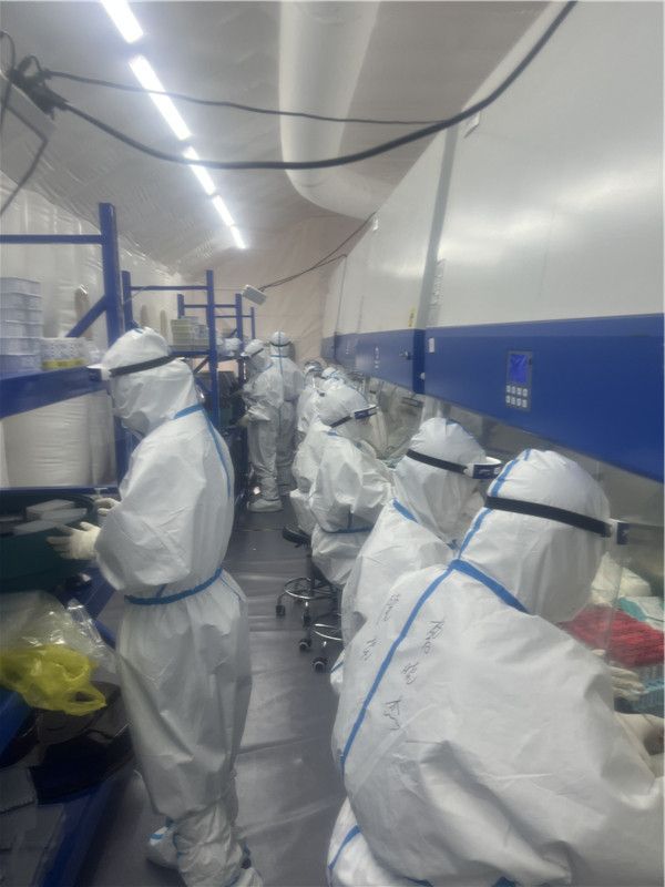 河北省支援上海核酸检测工作队队员正在紧张工作中。 河北省支援上海核酸检测工作队供图
