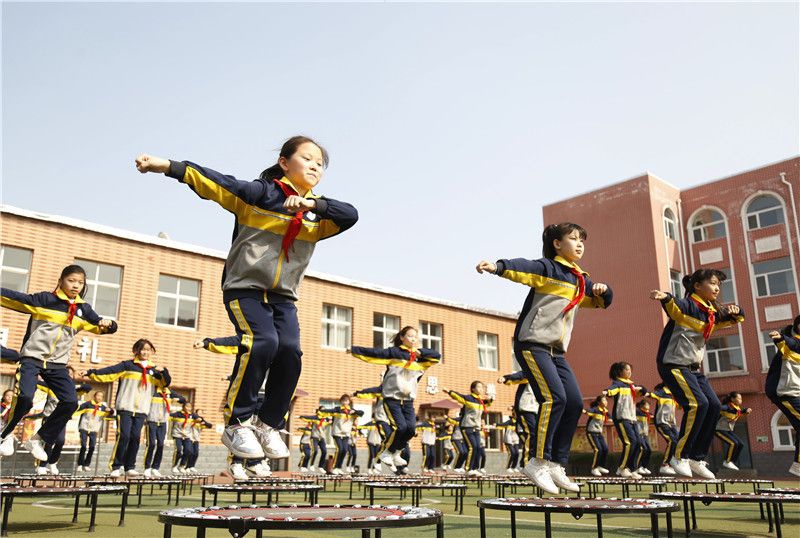 4月18日，河北省邢台市南园路小学学生在练习蹦床。