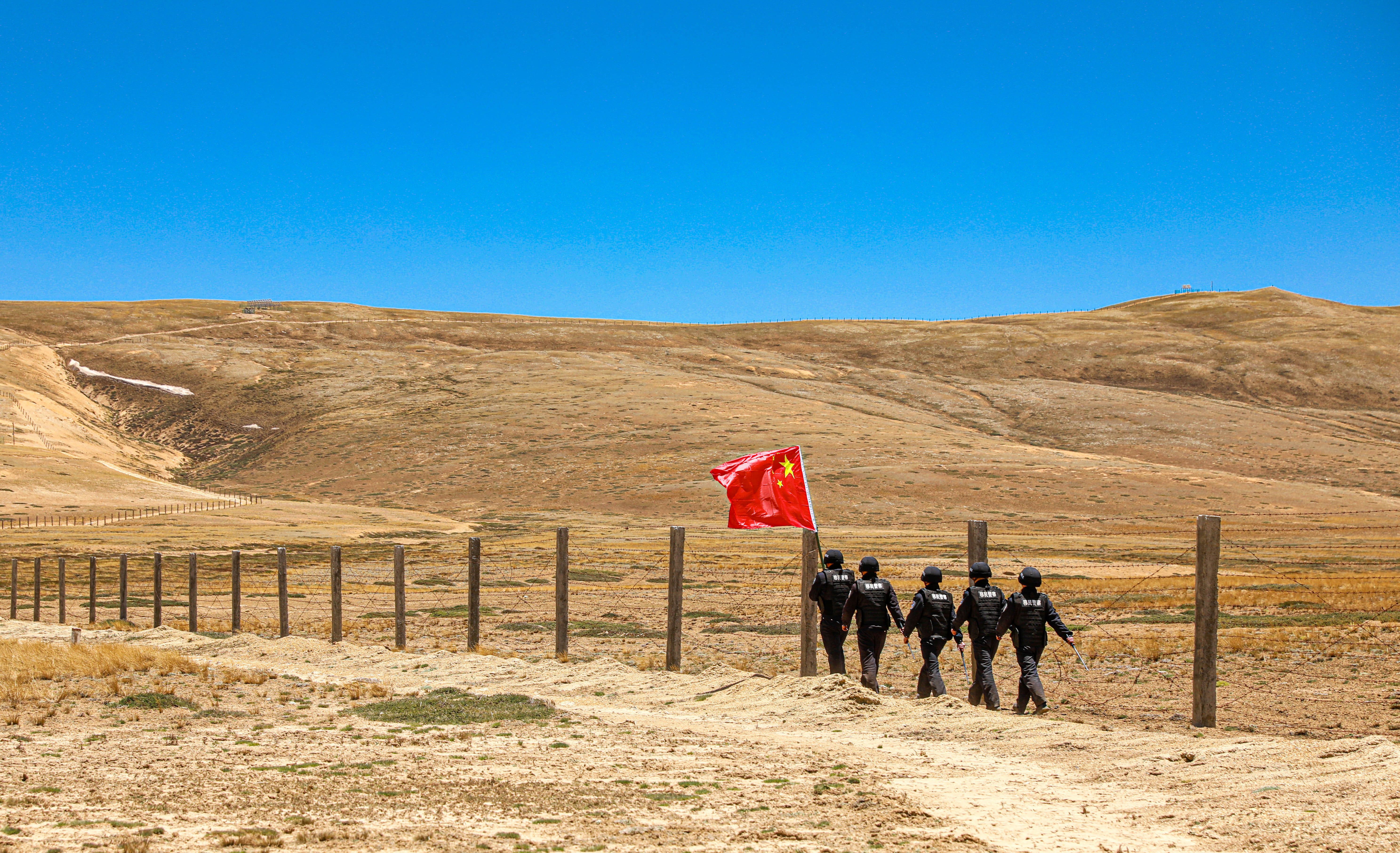 圖為亞熱邊境派出所民警在崩崩拉執(zhí)勤點巡邏 龍小鳳攝.jpg?x-oss-process=style/w10