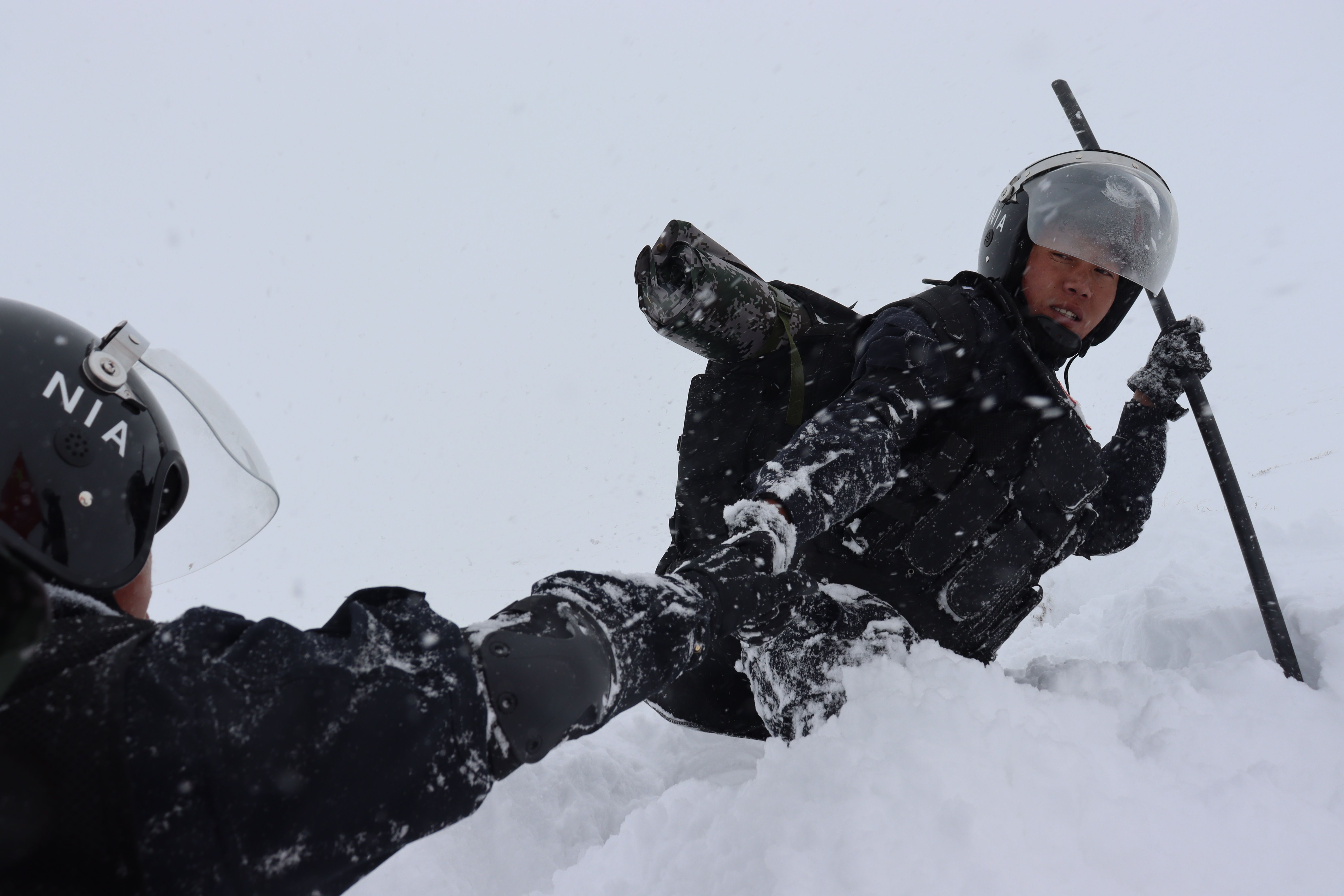 圖為亞熱邊境派出所民警雪中巡邏.JPG