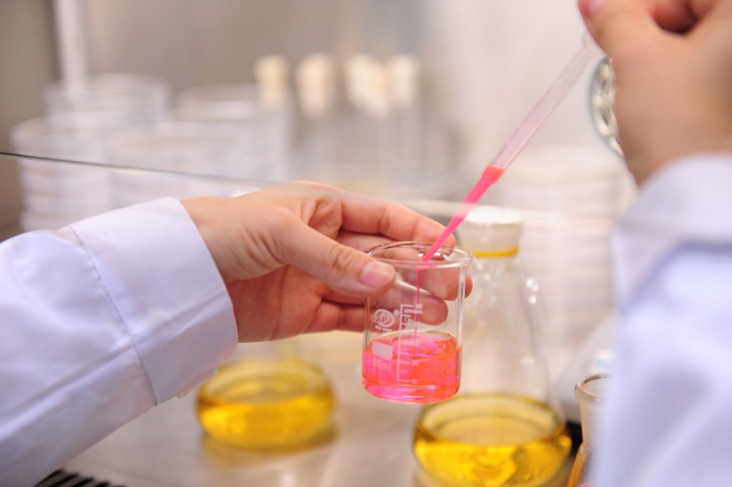 香料研究人员正在进行微生物调香.jpg