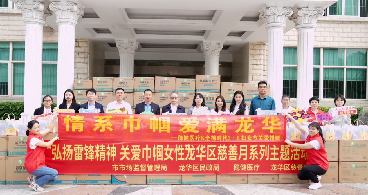 建筑前的广场上有许多人