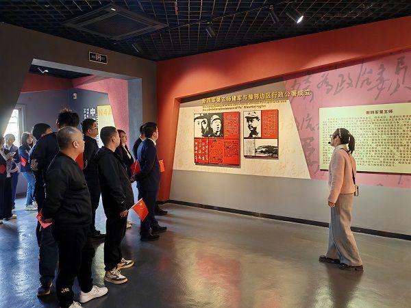 下午，队伍转赴武汉抗战第一村——姚家山旧址参观。这里曾是抗日民主政权的重要根据地，现存新四军第五师司政机关、枪械所、医务室等旧址。青砖灰瓦的民居、蜿蜒的石板路，将大家带回军民同心抗敌的燃情岁月。