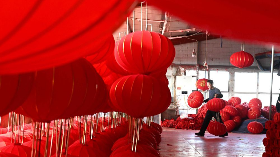 河北石家庄：赶制宫灯迎佳节